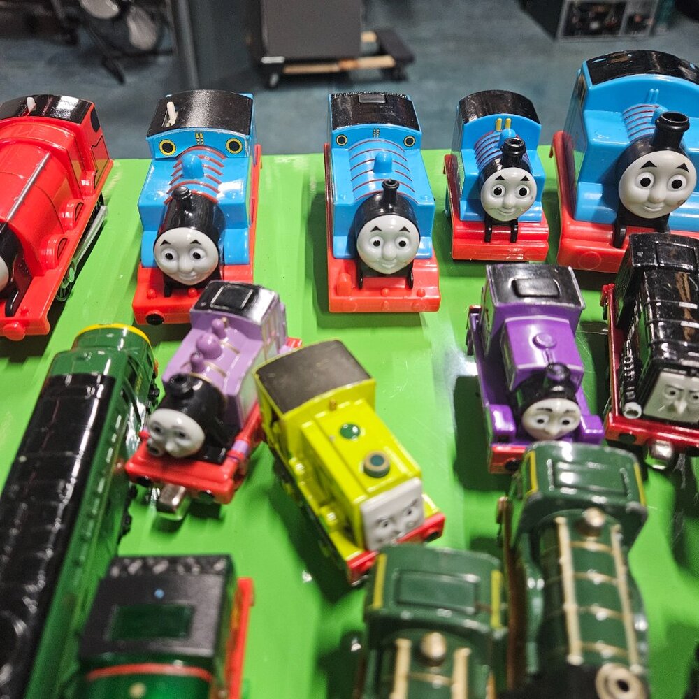 HUGE LOT of 77 Thomas and Friends Trains - Picture 11 of 16